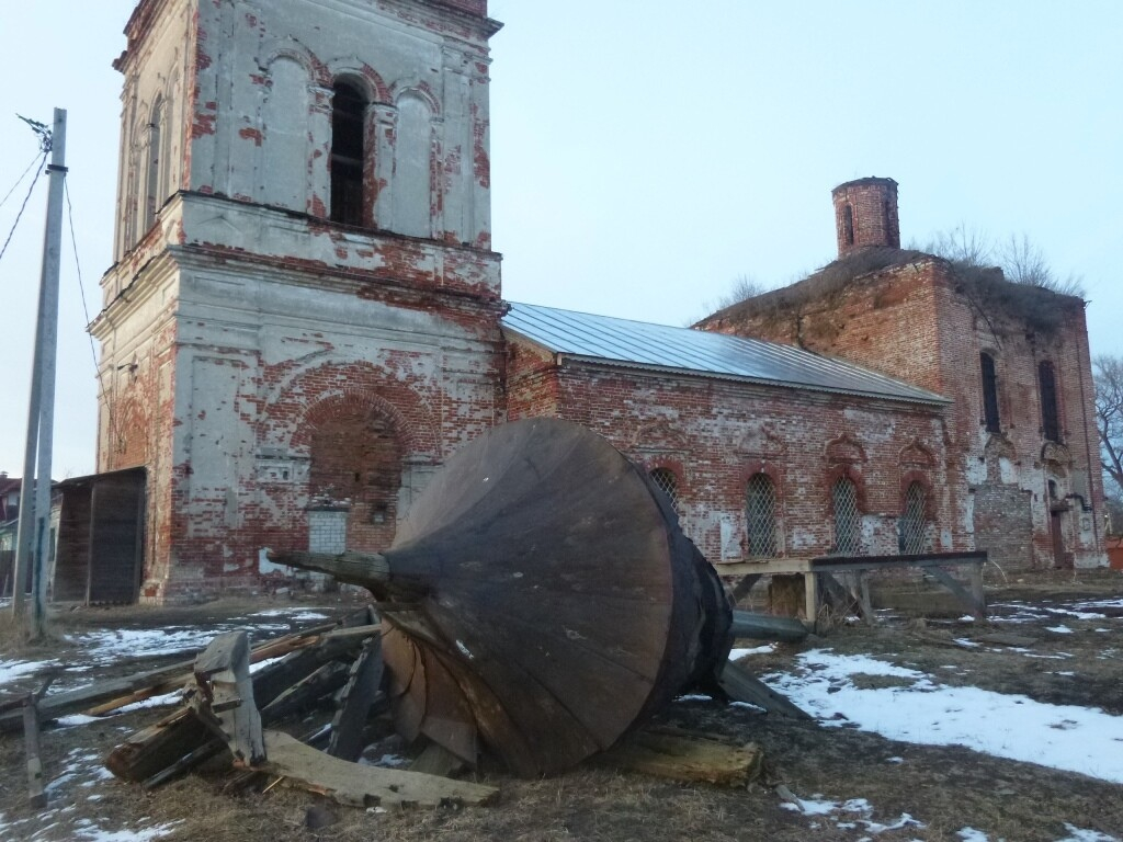 "Тащит на своем горбу": под Ярославлем на священника подали в суд из-за ремонта храма