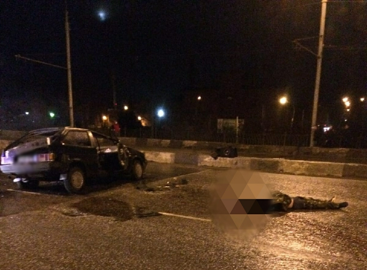 Толпа и мертвый водитель на дороге:  ДТП с перевертышем произошло в Рыбинске