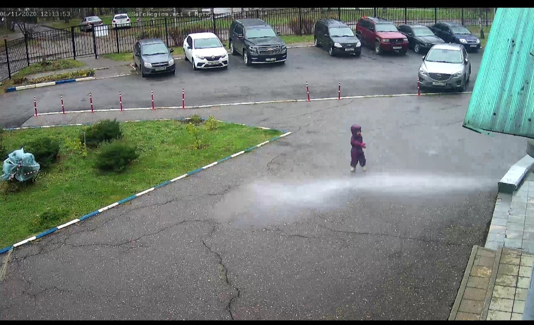 Вылила воду на голову малышу: скандал с соседкой в Ярославле дошел до полиции. Видео