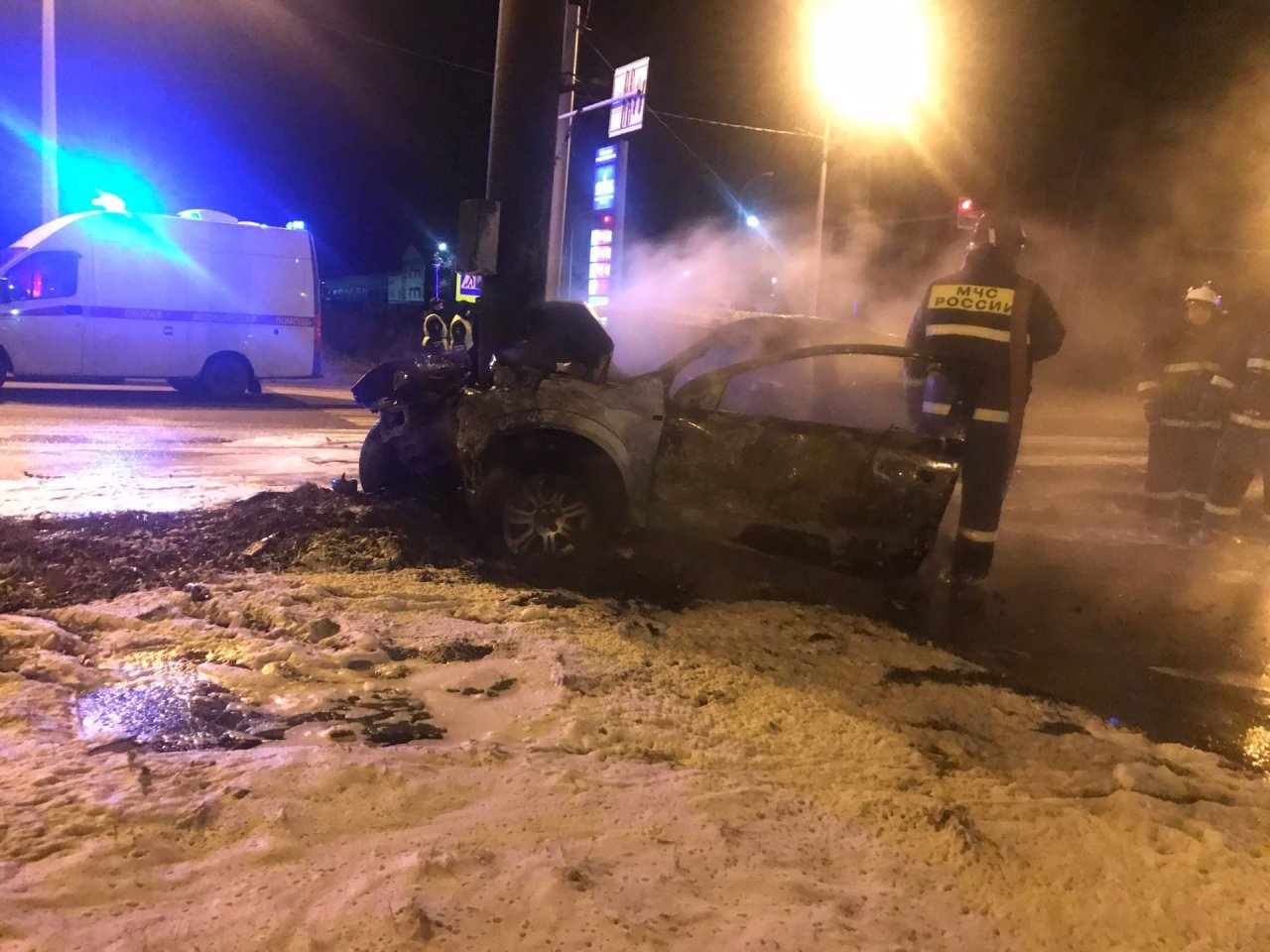 Спасали очевидцы: в Ярославле авто врезалось в столб и загорелось. Видео