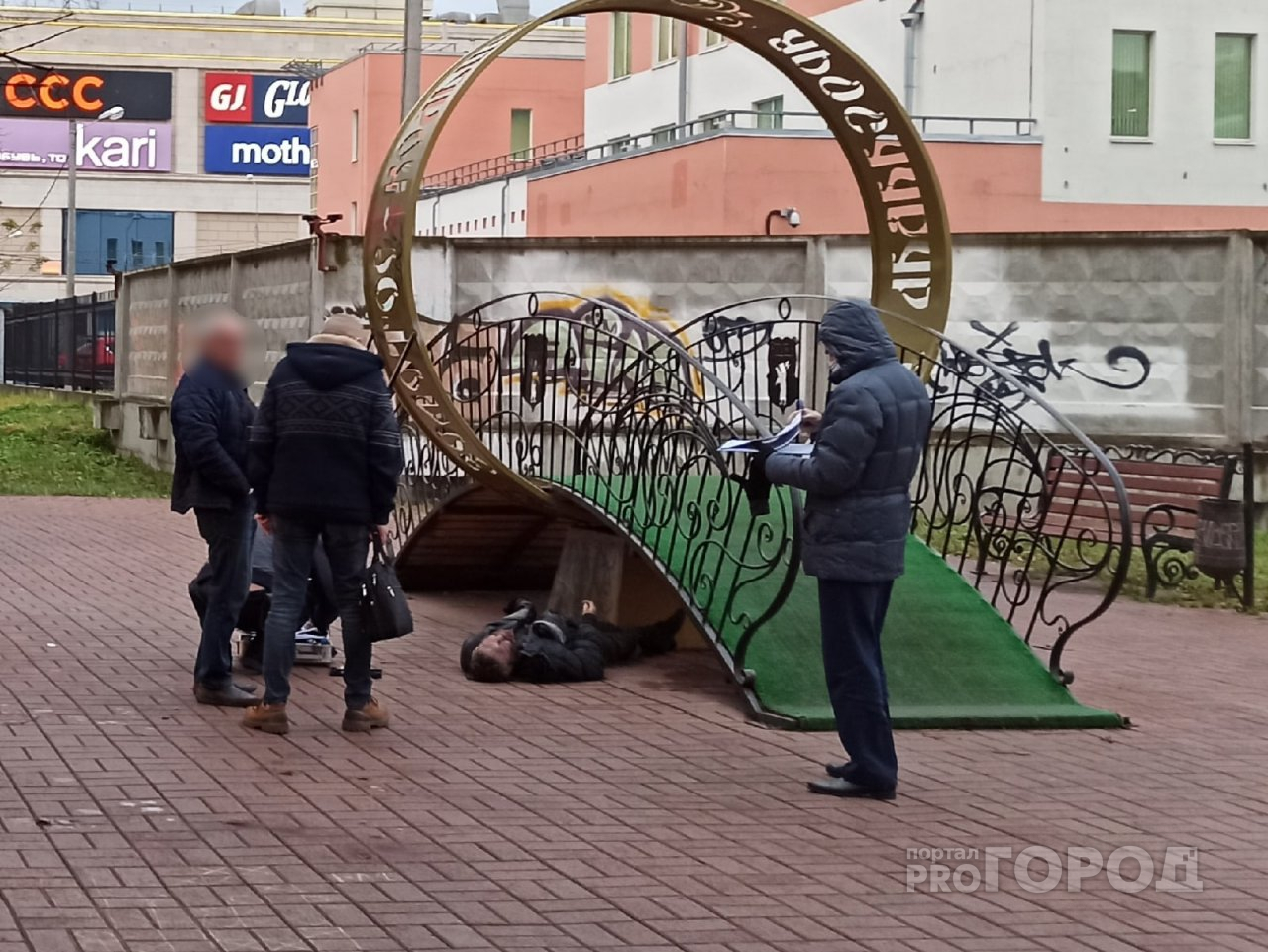 Труп лежит под "золотым кольцом": в центре Ярославля нашли мертвого мужчину