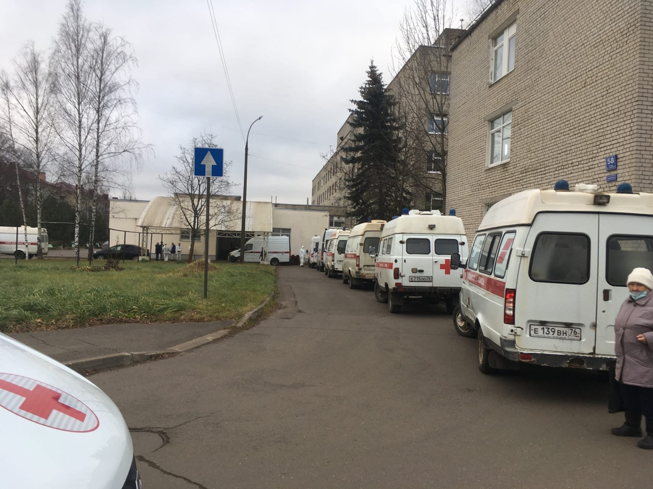 "Ужас, что творится": ярославцы засняли очередь из скорых в ковид-больницу