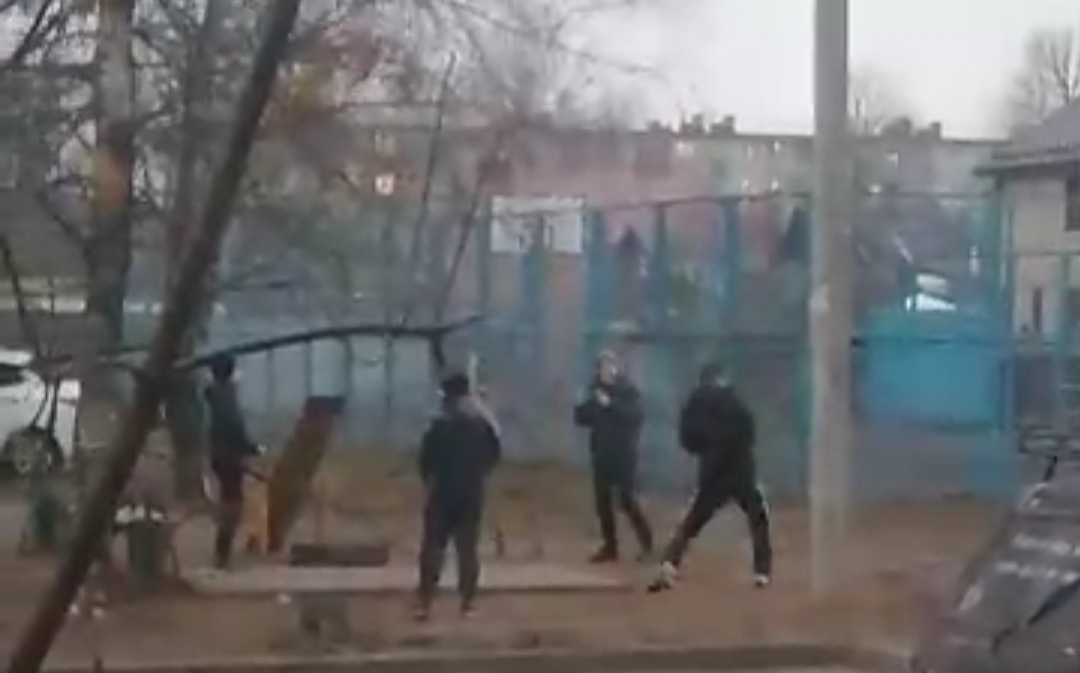 Взрывают на детской площадке: видео опасной забавы под Ярославлем слили в Сеть
