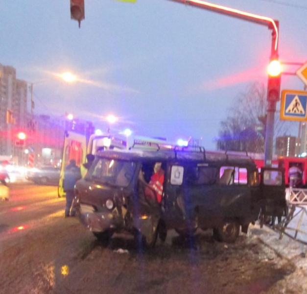 От удара вырвало дверь: в Ярославле в жесткой аварии пострадало три человека