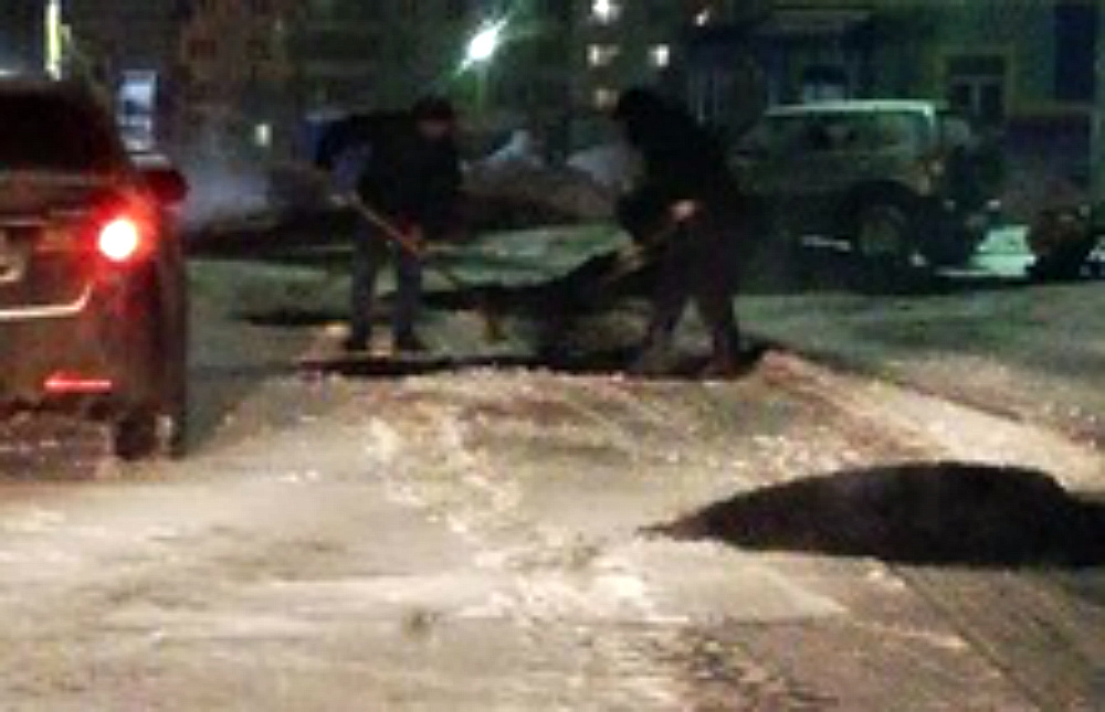 "Нам начальство приказало": асфальт прямо в снег уложили в Брагино