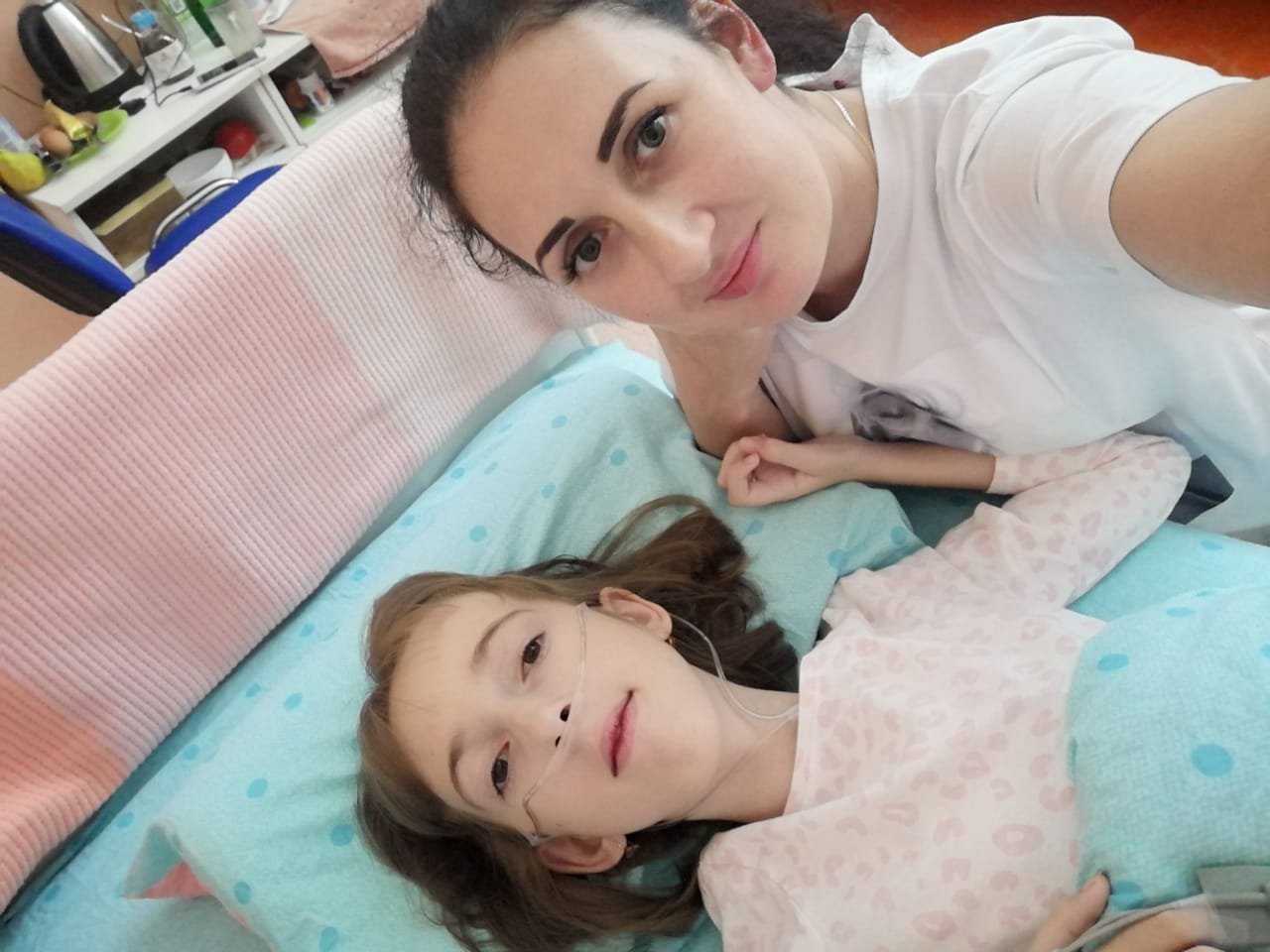 «Дочь может только лежать»: мать рыдает от бессилья, пытаясь выбить коляску для ребенка-инвалида