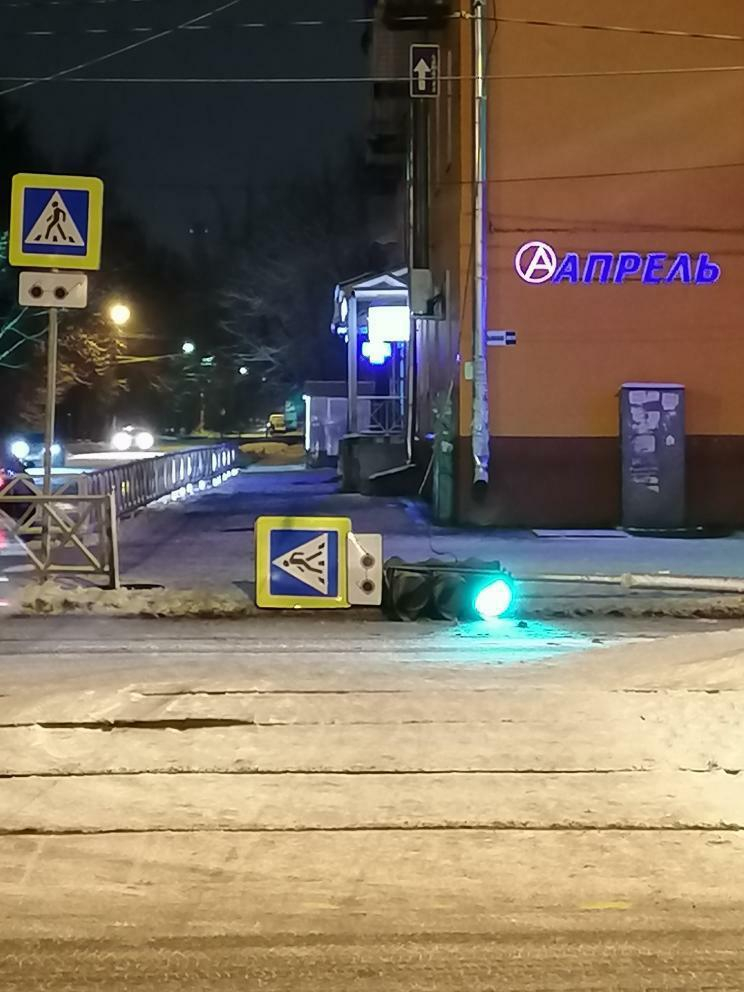 В Ярославле рухнул работающий светофор