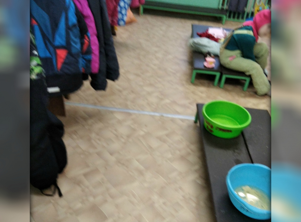 Штукатурка падает на головы детей: показали фото "адского" детсада под Ярославлем