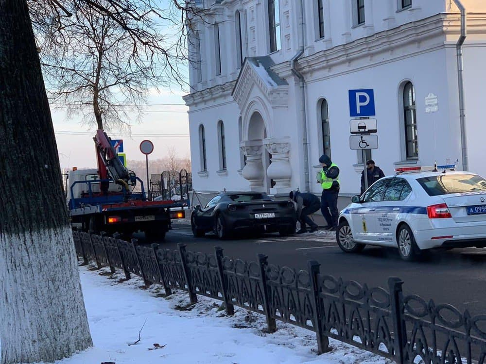 "Феррари" депутата на месте инвалида: самое дорогое авто Ярославля эвакуировали гаишники