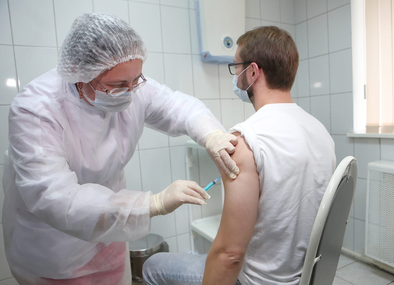 Всего тысяча: партию вакцин от ковида везут в Ярославскую область