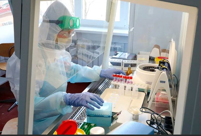 В эпидемии ковида виновны суперраспространители: заявление врача