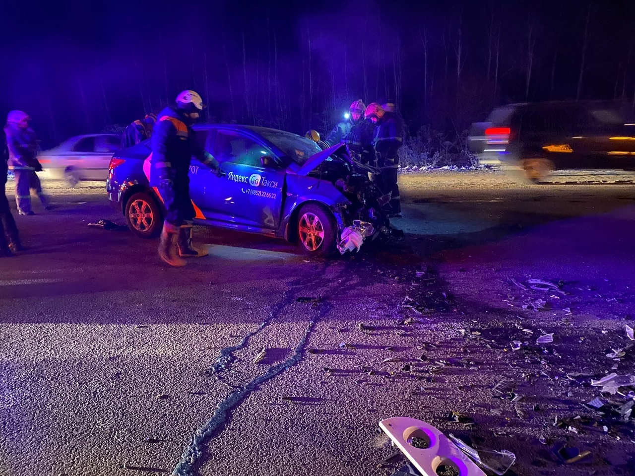 «Двоих увезли на скорой»: под Ярославлем таксист столкнулся с маршрутчиком. Видео