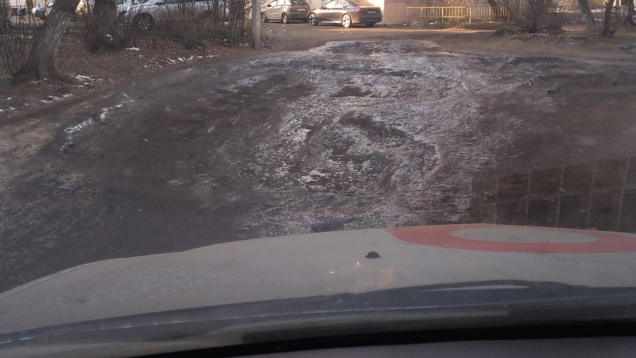 "Застревают даже грузовики": ярославцы возмущены "лунными" кратерами в городе