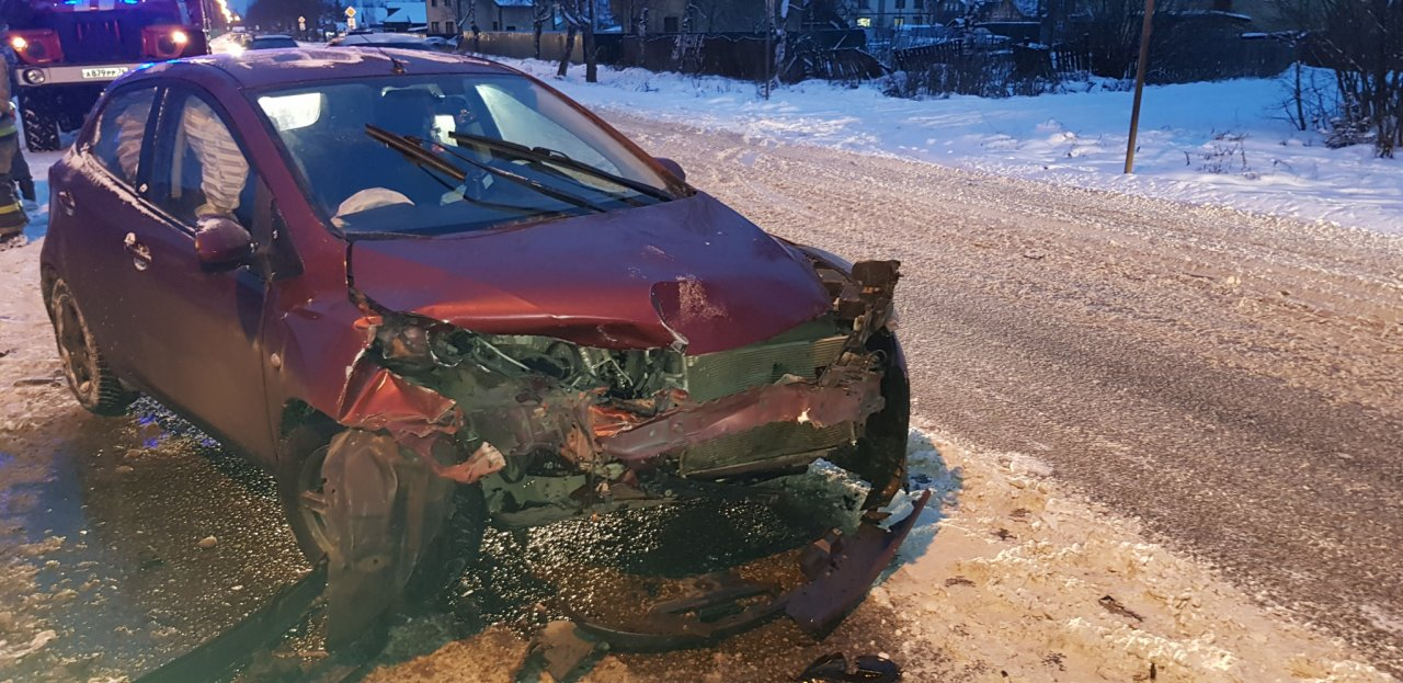 Куски были разбросаны по дороге: в жестком ДТП под Ярославлем пострадал водитель