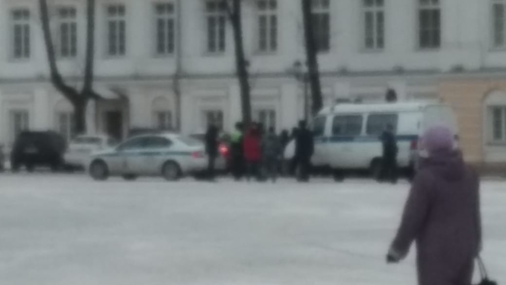 Полиция и толпа у ярославской Облдумы: что случилось