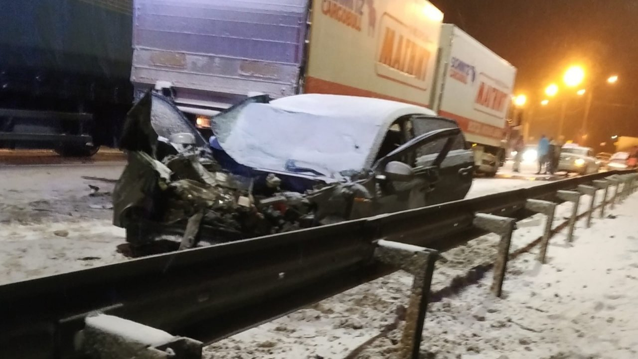 "Она в реанимации" : в ДТП под Ярославлем покалечило женщину и ребёнка