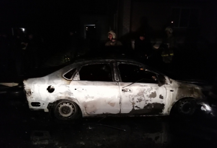 Сгорели лицо и руки: ярославец спас водителя из горящего авто