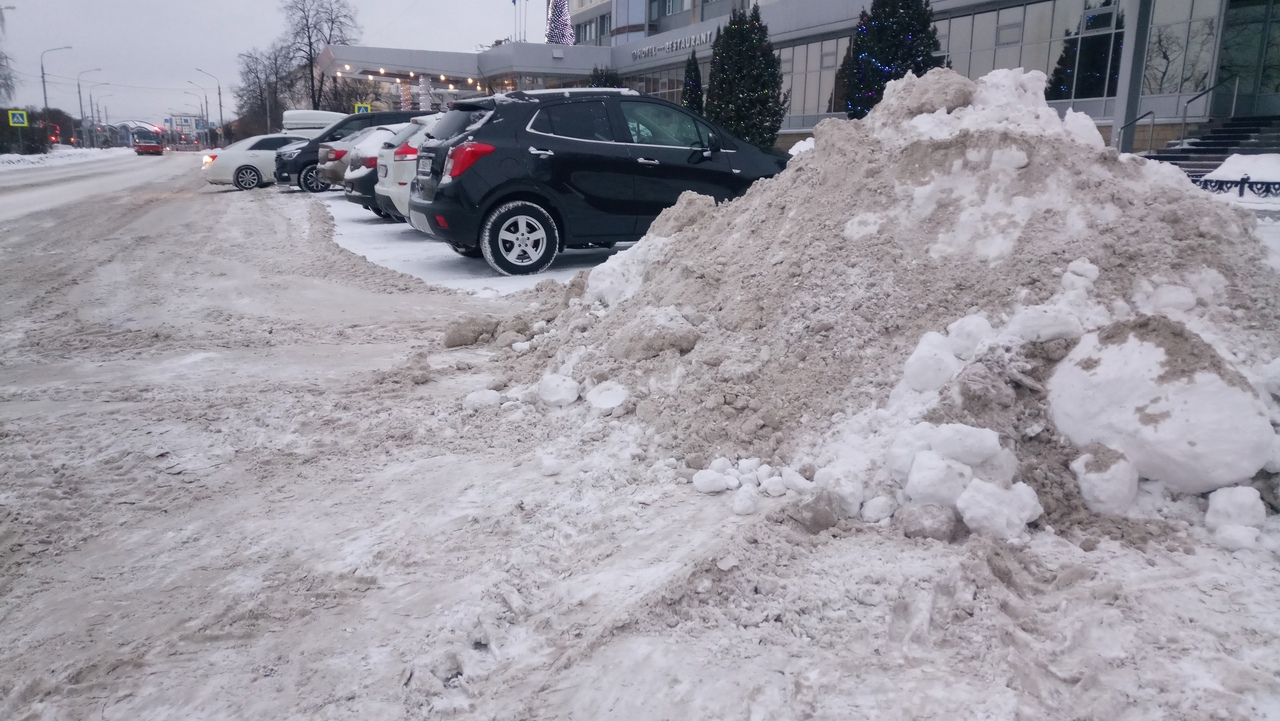 "Забирайте, это ваше": ярославцы требуют, чтобы дорожники вывозили снег