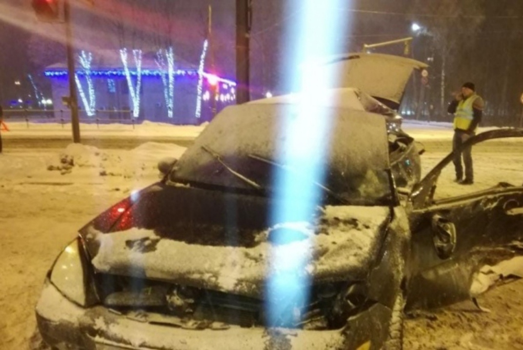 Троих увезли на скорой: под Ярославлем легковушка с детьми влетела под автобус