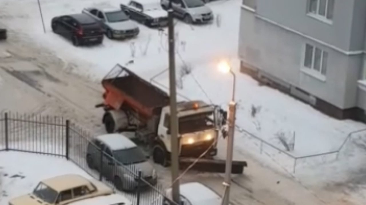 «Сами лопатами работайте»: в ярославских дворах забуксовала снегоуборочная машина