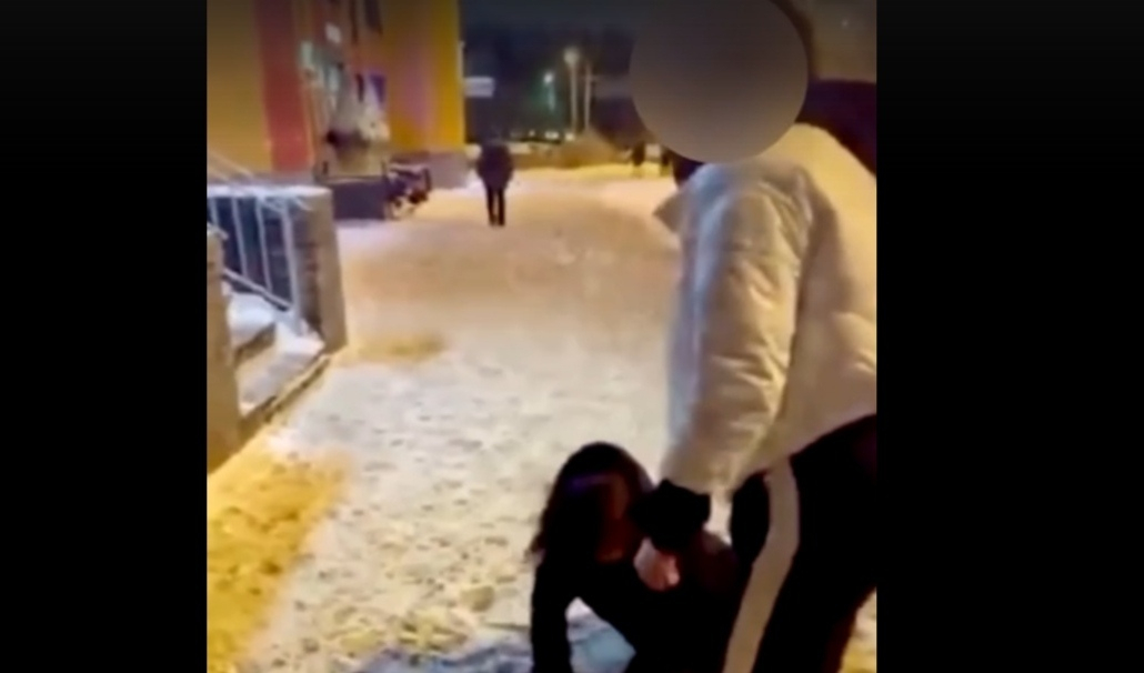 Выбила зуб: из-за чего жестоко избили девушку в центре Ярославля. Видео