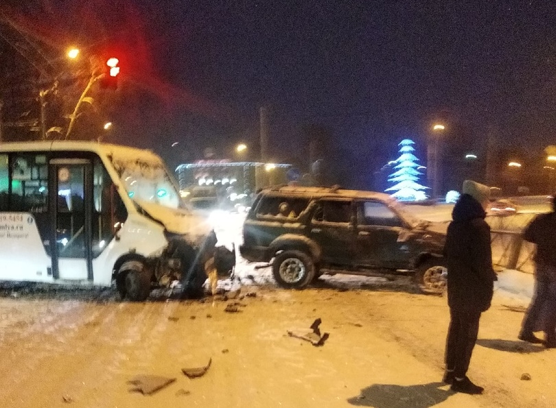 «Весь капот выворочен»: в Ярославле внедорожник врезался в маршрутку с пассажирами