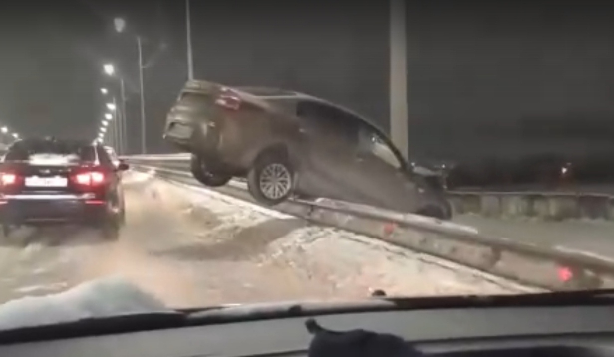 "Повезло, что столб был": на Добрынинском мосту авто намотало на забор