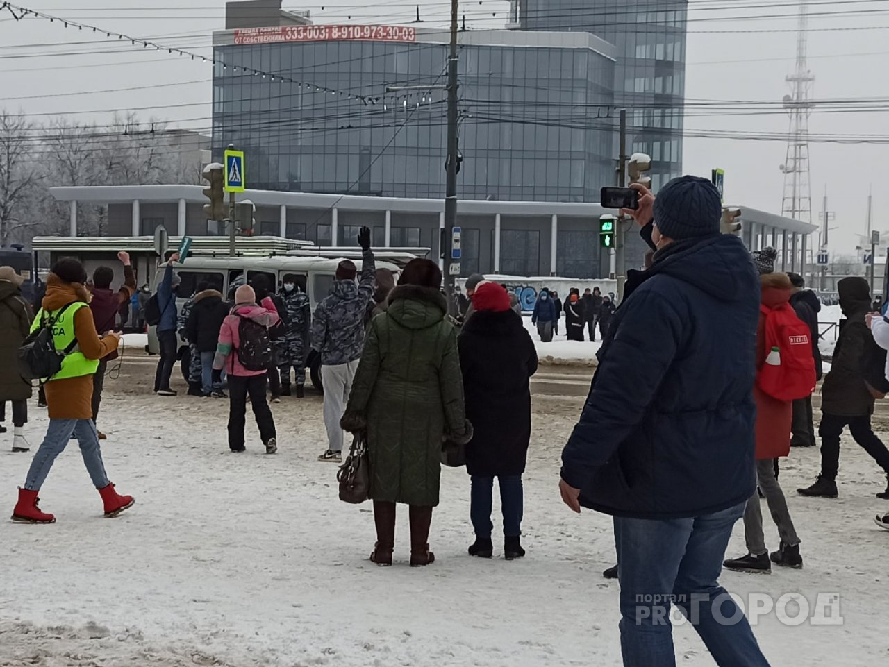 Как силовики сдерживали протесты в центре Ярославля. Видео