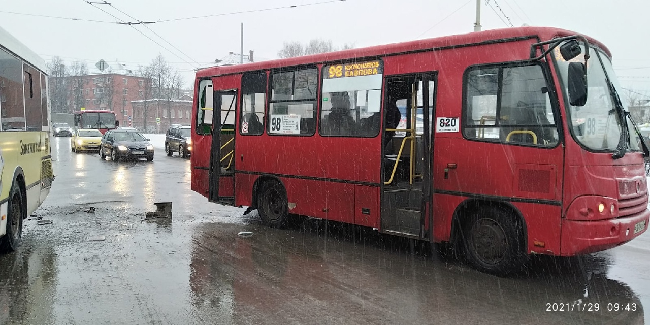 Стеклом резало руки: пассажиры маршрутки пострадали в ДТП в центре Ярославля