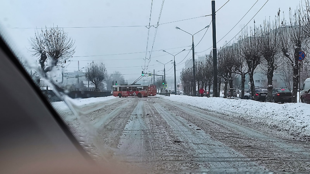 "Тралик дрифтанул": в Ярославле машины встали из-за развернутого троллейбуса