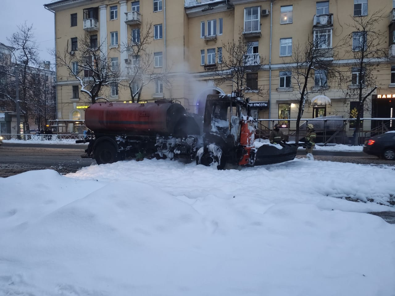 "Не судьба?": в центре Ярославля сгорела снегоуборочная машина