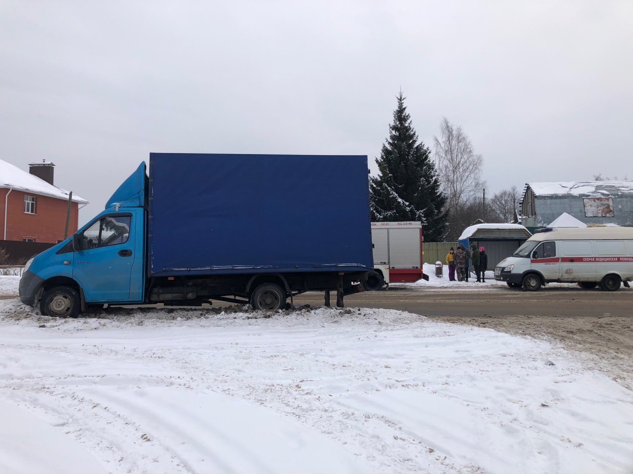 Лежал на дороге: под Ярославлем грузовик сбил пешехода