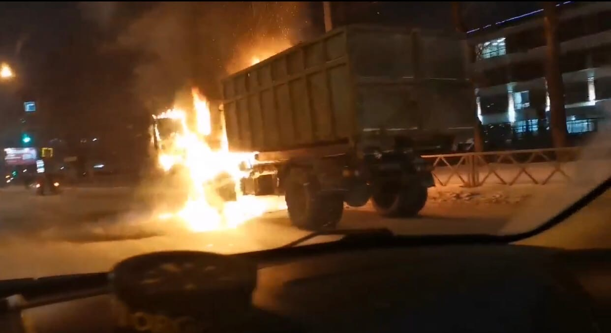 Успел выскочить: грузовик вспыхнул на проспекте Октября. Видео