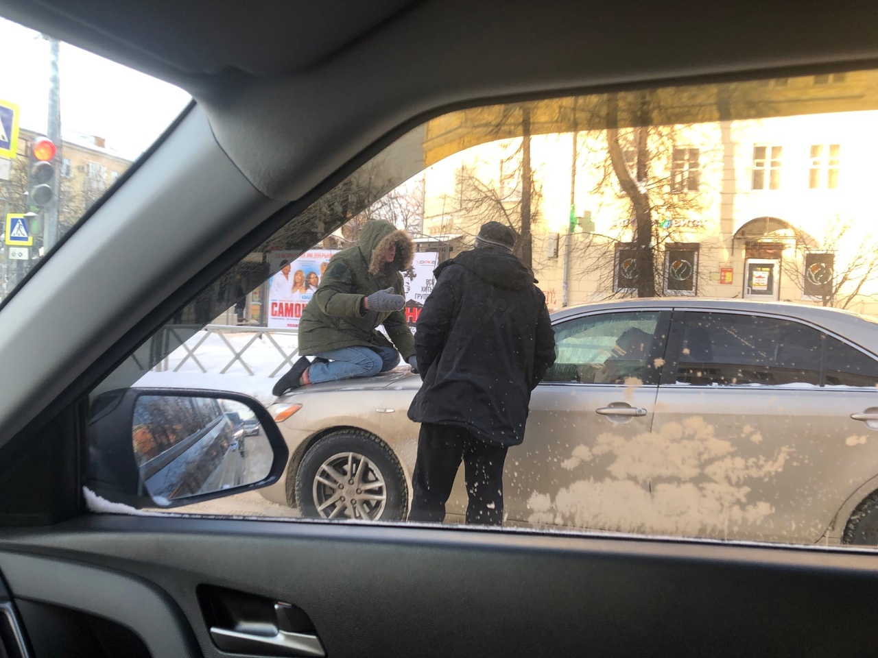 «Помогите, спасите, пожалуйста»: ярославец забрался на капот экс-жены и бил стекла. Видео