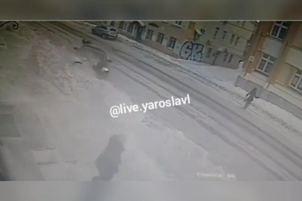 В соцсетях появилось видео аварии у «Меркурия» в Ярославле