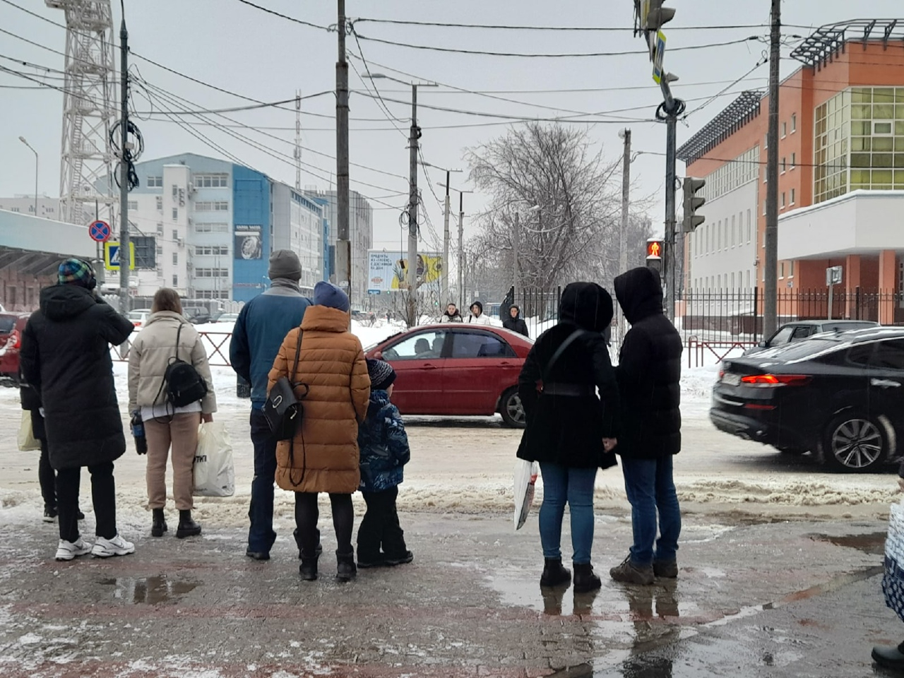 «Будем работать в таком же режиме»: мэрия обещала очистить Ярославль от снега и льда