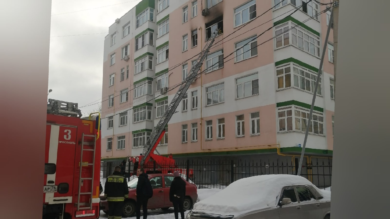 Людей в слезах выводили на улицу: серьезный пожар произошел в Ярославле