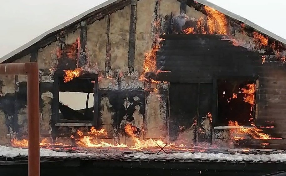 Под Ярославлем мужчина заживо сгорел в собственном доме. Видео