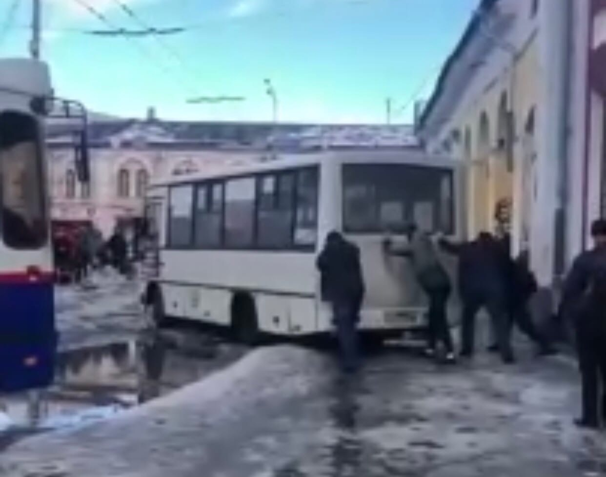 В центре Ярославля пассажиры выталкивают маршрутку из огромной лужи. Видео