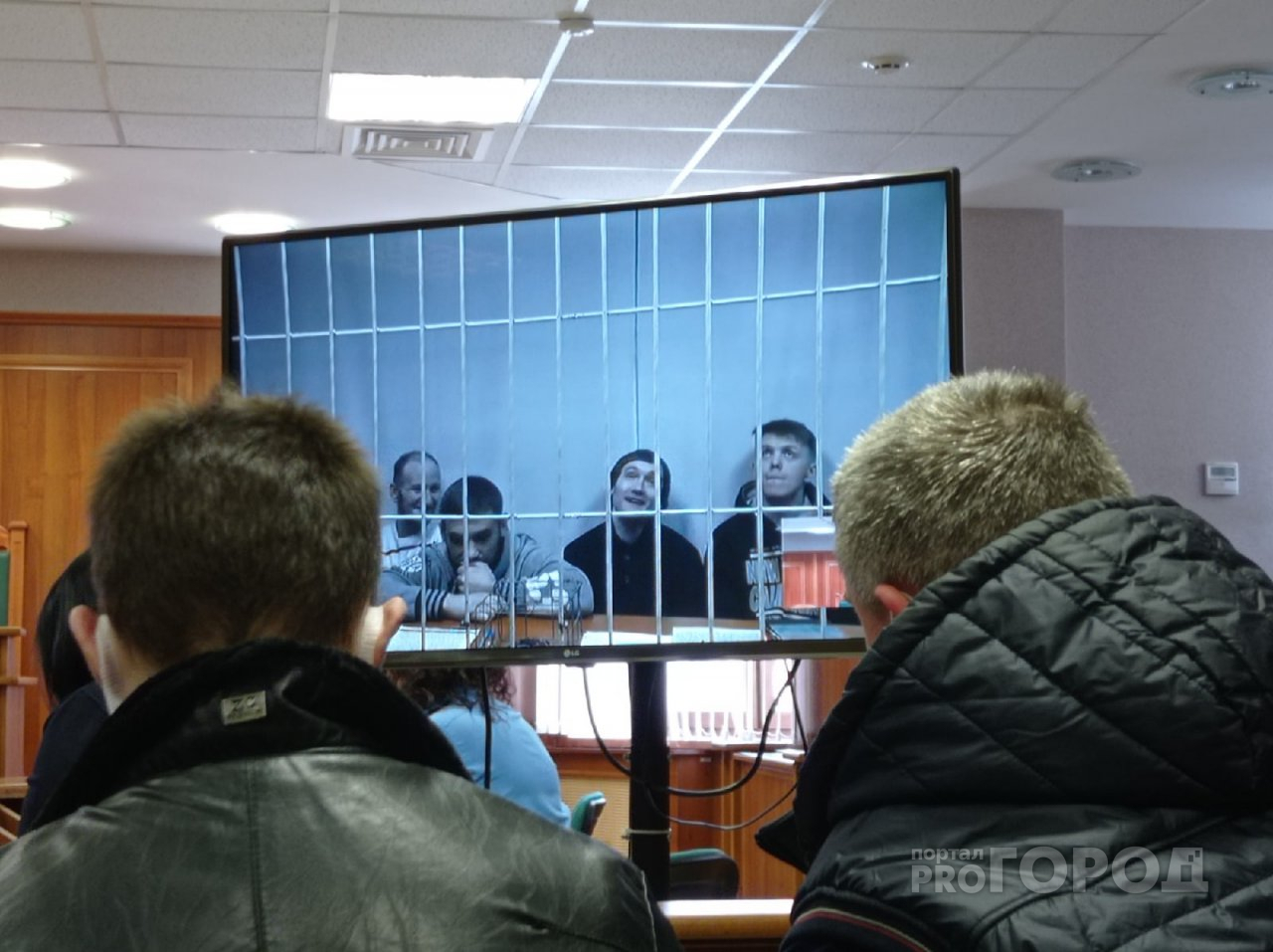 Отказались от адвокатов: фигуранты дела о пытках в колонии Ярославля веселились в суде