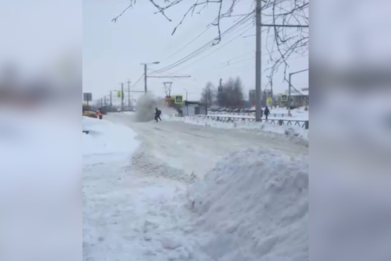 Ярославца завалило снегом при расчистке трамвайных путей. Видео
