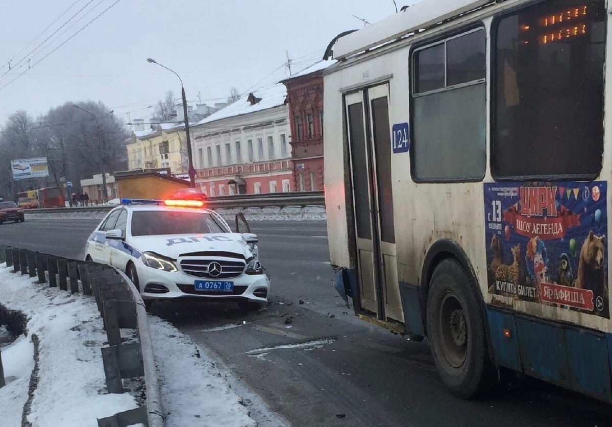 В Ярославле патрульная машина ДПС столкнулась с троллейбусом