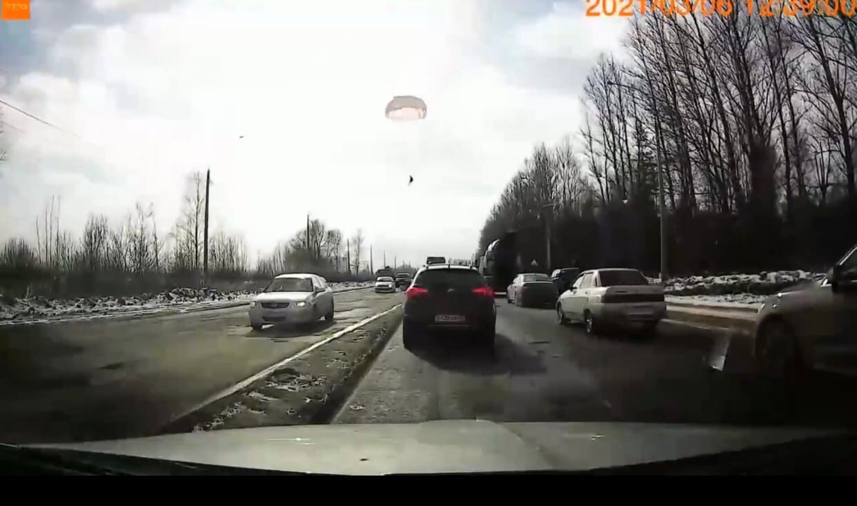 "Водителям на дороге и в небо смотреть надо": ярославского парашютиста сдуло на трассу. Видео