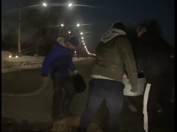"Их ещё и оштрафуют": в Ярославле водители сами латают ямы. Видео