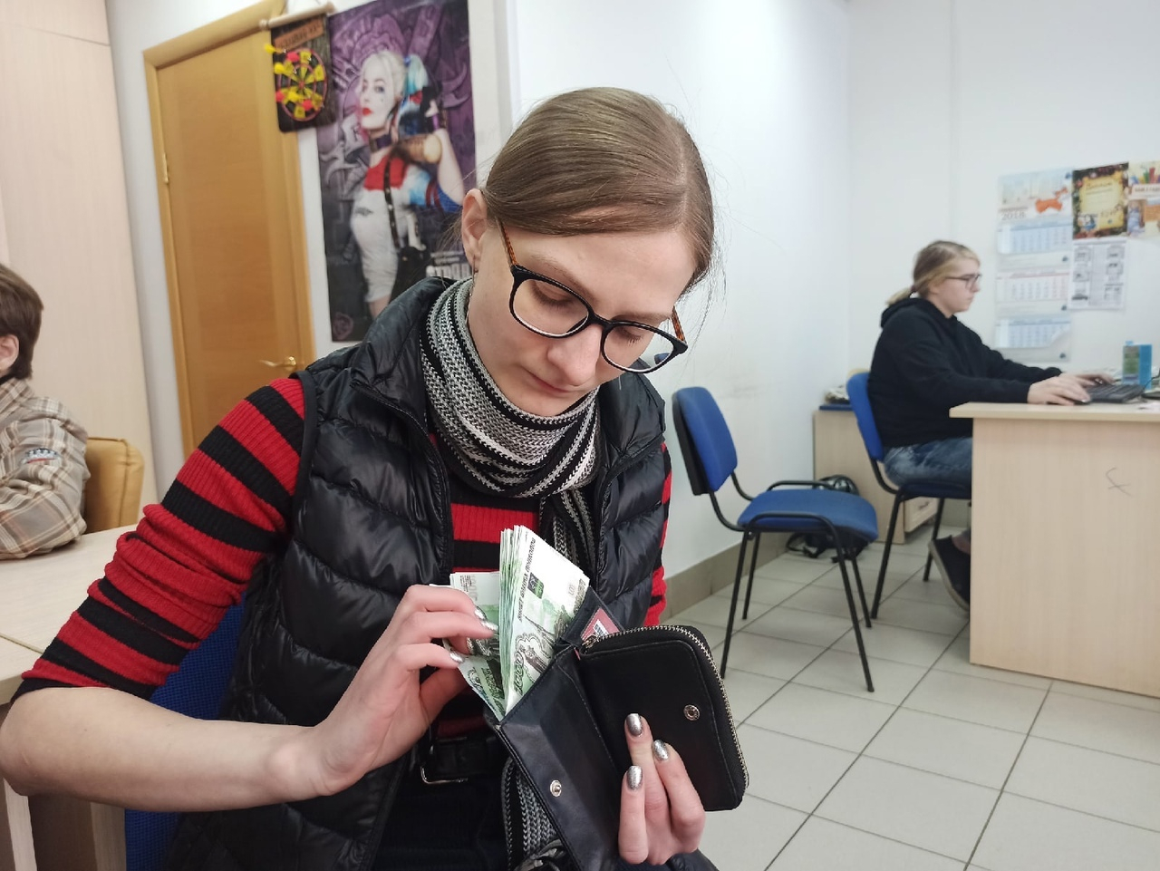 Дарить 13-ю зарплату всем женщинам предложили в Госдуме