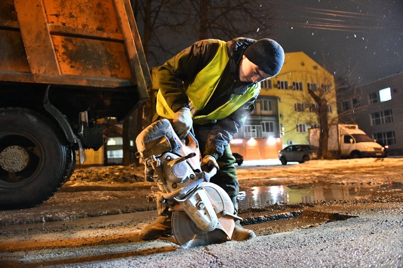 Под покровом ночи: в Ярославле залатали дыры на дороге — когда и где
