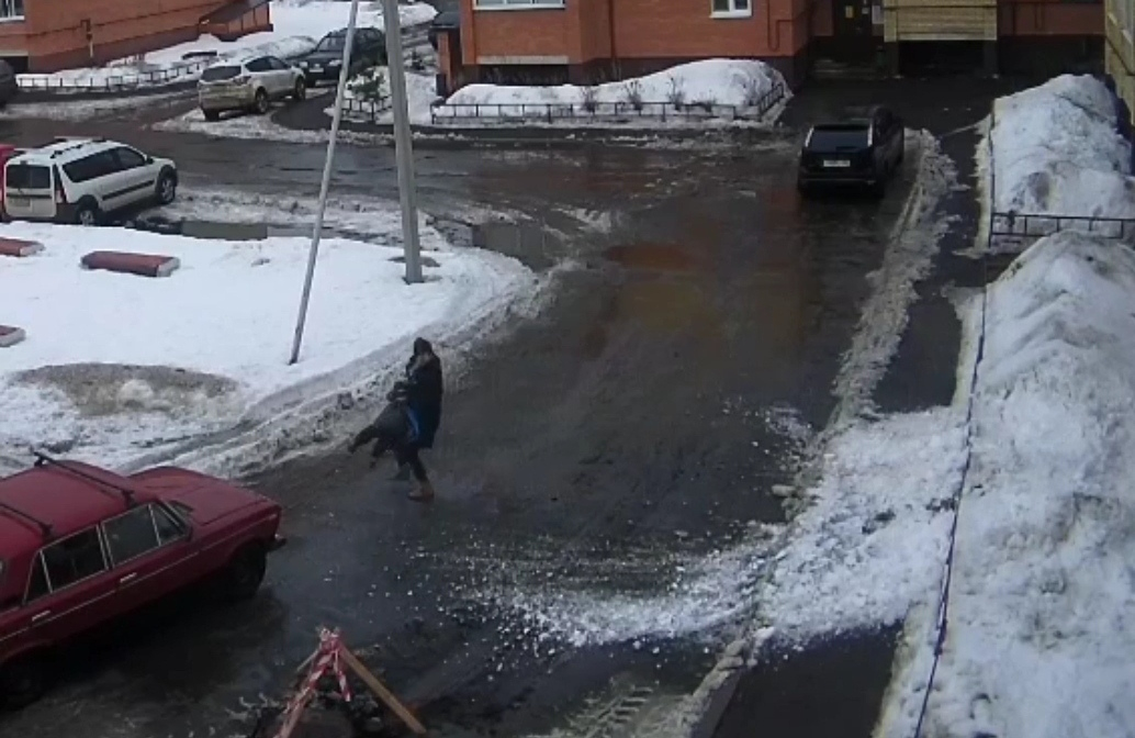 Мать ринулась под авто: в Ярославле снежная глыба падает на малыша. Видео
