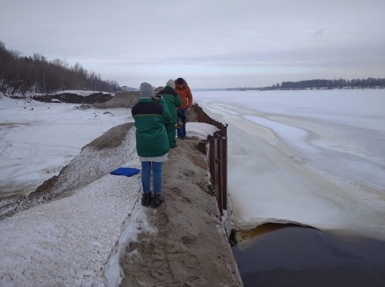 Это течет в краны: рядом с водозабором в Ярославле разлилось нефтяное пятно. Видео