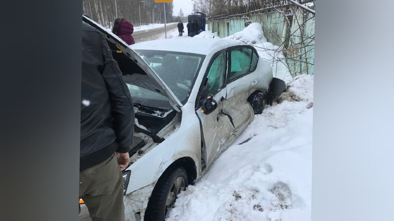 Вытаскивали из покореженного авто: под Ярославлем в аварии покалечился водитель