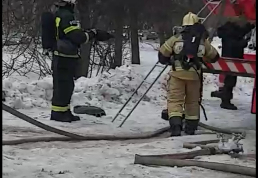 Толпы спасателей штурмуют дом в Ярославле: что произошло